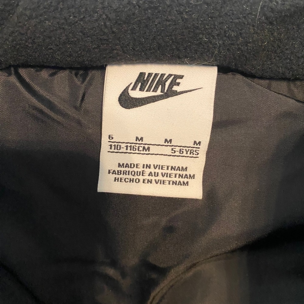 Nike Puffer Vest NWT Boys Size 6 Black Quilted Full Zip Sleeveless Jacket - Picture 4 of 5